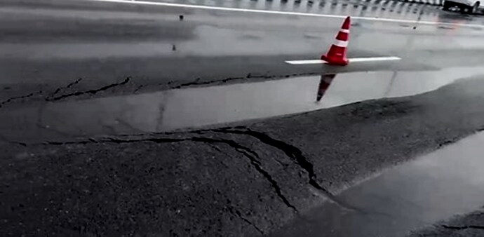 NHAI orders probe after fresh damage appears on Lucknow-Kanpur Expressway NHAI orders probe after fresh damage appears on Lucknow-Kanpur Expressway