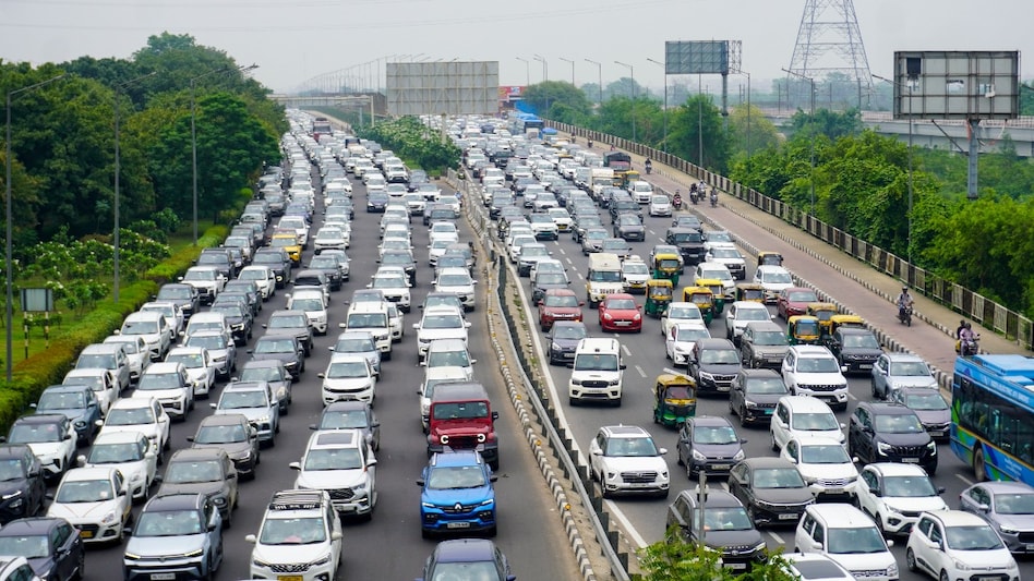 Lengthy commutes reduce employee productivity, increase fuel consumption and raise logistics costs for businesses. Lengthy commutes reduce employee productivity, increase fuel consumption and raise logistics costs for businesses.