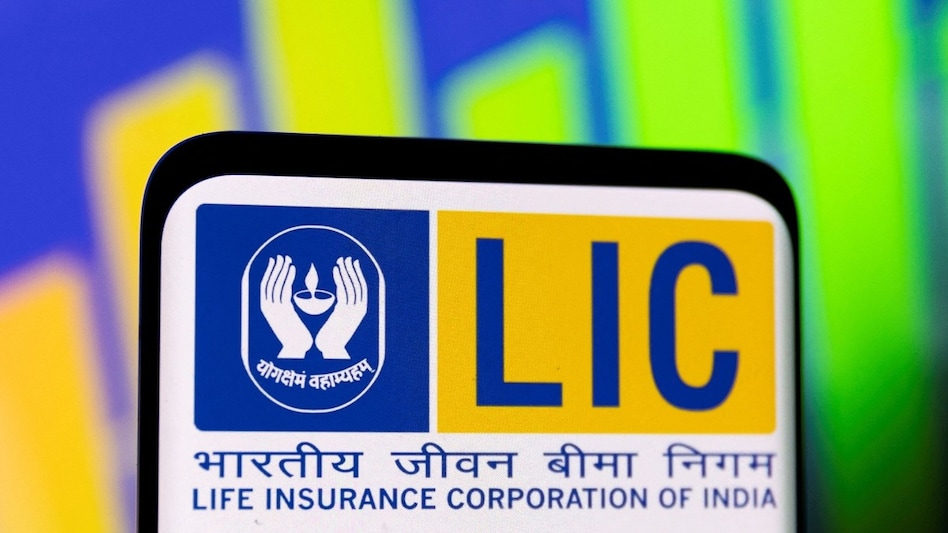 LIC shares: A minimum of 25 per cent of the OFS is reserved for mutual funds and insurance companies. An additional 50,00,000 shares will be offered to LIC employees. LIC shares: A minimum of 25 per cent of the OFS is reserved for mutual funds and insurance companies. An additional 50,00,000 shares will be offered to LIC employees.