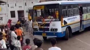 The viral footage quickly resonated with social media users across India, with many describing it as both heartwarming and sobering.