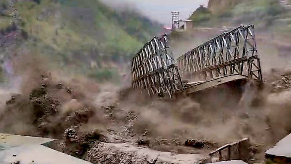 Uttarakhand: A Bailey bridge over the Tamak drain collapses under the impact of raging floodwaters and debris Uttarakhand: A Bailey bridge over the Tamak drain collapses under the impact of raging floodwaters and debris