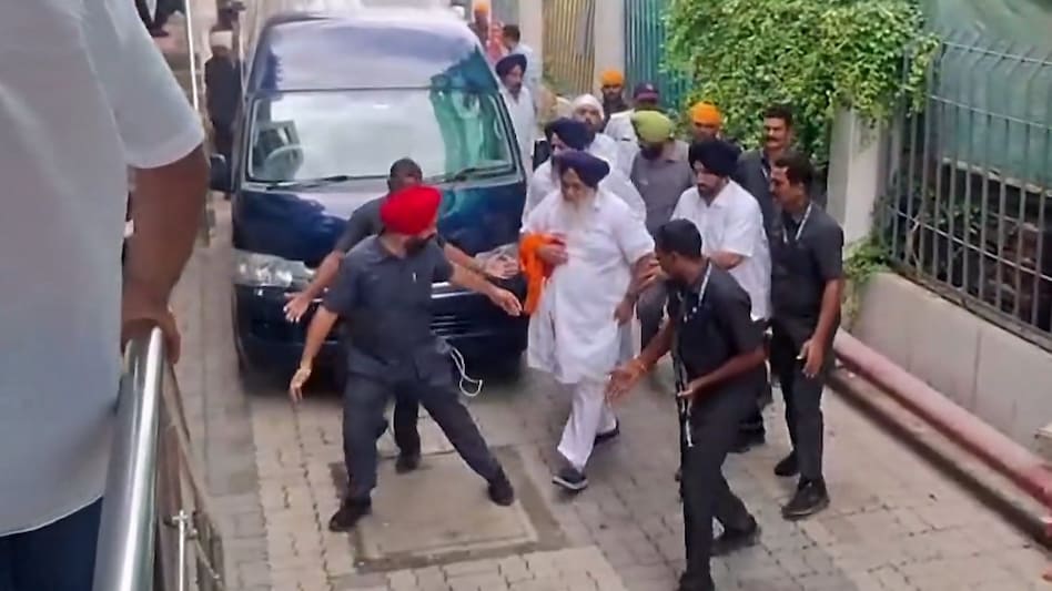 Knife attack on Sukhbir Badal inside Nanded gurdwara; SAD chief out of danger Knife attack on Sukhbir Badal inside Nanded gurdwara; SAD chief out of danger