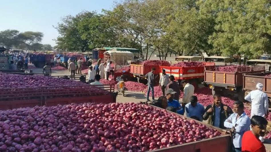 Onion prices increased in key mandis in Maharashtra due to a steep fall in arrivals Onion prices increased in key mandis in Maharashtra due to a steep fall in arrivals