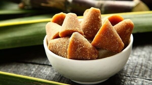 When buying jaggery, consumers should pay attention to the product's packaging and source, particularly for packaged products.