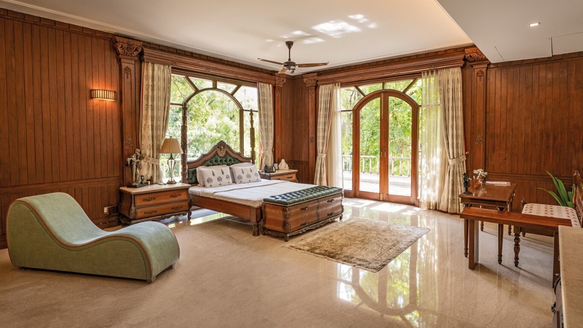 The auction was for the sale of residential apartments on a freehold basis at Avenue Towers, located on Africa Avenue in the Chanakyapuri area of New Delhi.