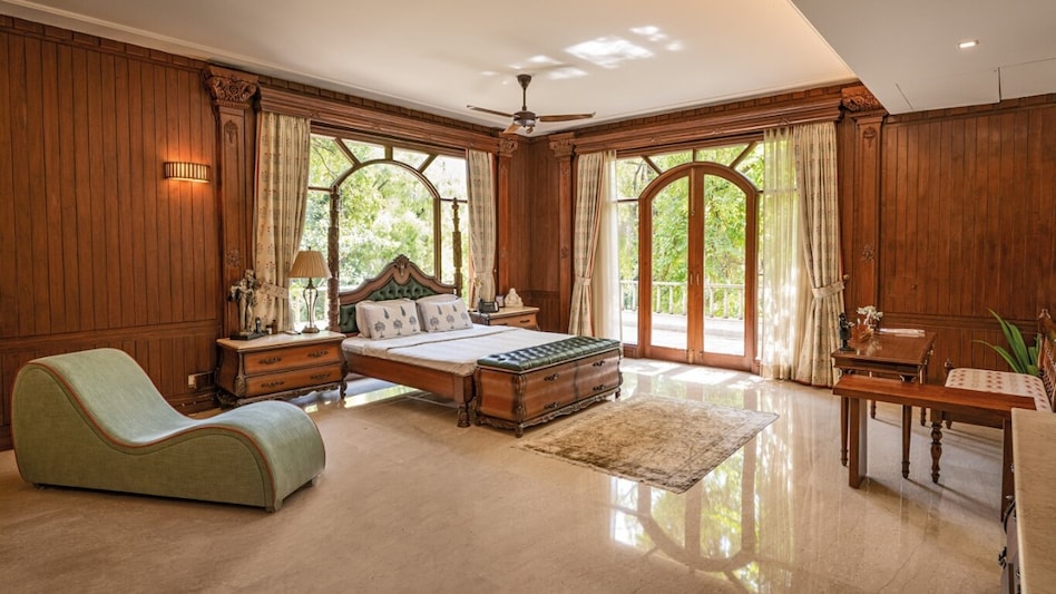 The auction was for the sale of residential apartments on a freehold basis at Avenue Towers, located on Africa Avenue in the Chanakyapuri area of New Delhi. The auction was for the sale of residential apartments on a freehold basis at Avenue Towers, located on Africa Avenue in the Chanakyapuri area of New Delhi.