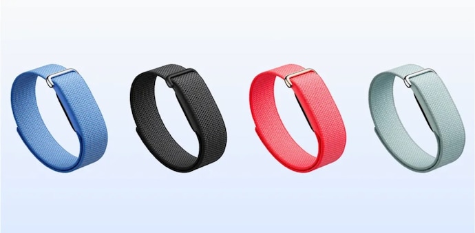Google Fitbit Air spotted in retail store in India. Google Fitbit Air spotted in retail store in India.