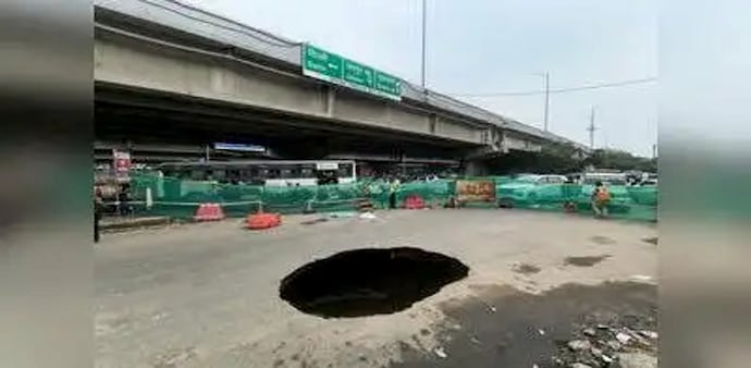 10-Foot Sinkhole Opens on Gurugram Service Road 10-Foot Sinkhole Opens on Gurugram Service Road