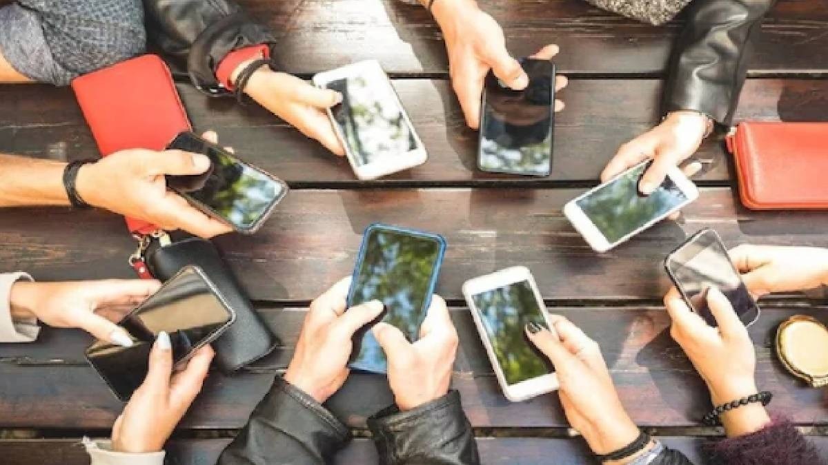 A toll-free 1800 number allows customers to call a business without paying for the call, while the business bears the incoming call costs.