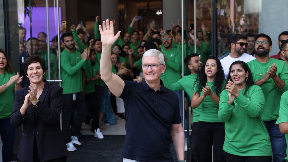 Tim Cook Passes the Torch: Apple’s Transformational Leader Steps Down