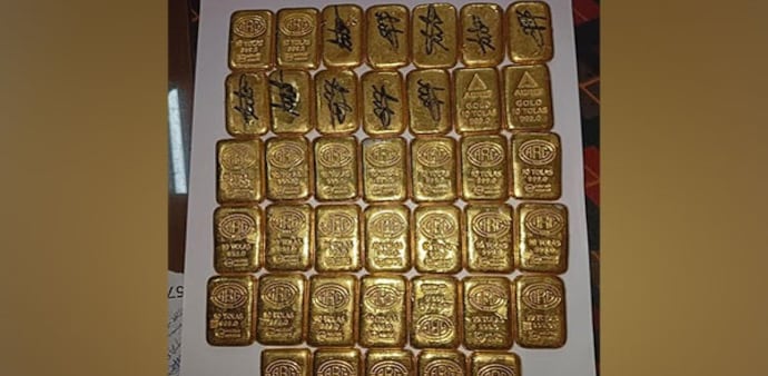 Woman held with Rs 25 crore gold near Bengal-Bangladesh border Woman held with Rs 25 crore gold near Bengal-Bangladesh border