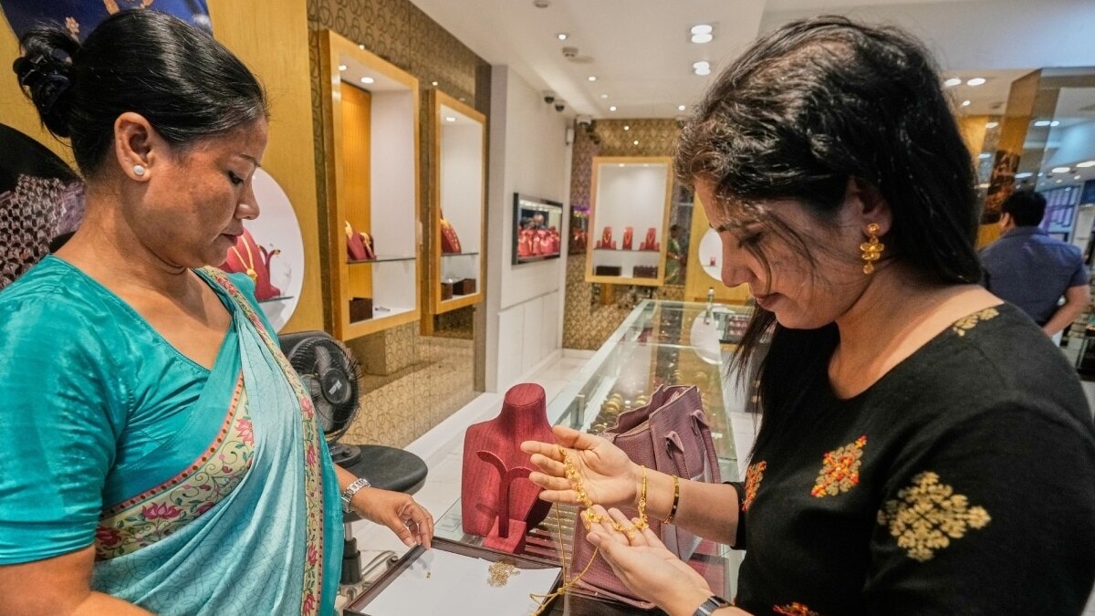 Kalyan Jewellers stock also fell 7% to Rs 571.95 against the previous close of Rs 614.40. Market cap of the firm slipped to Rs 59,104 crore. 