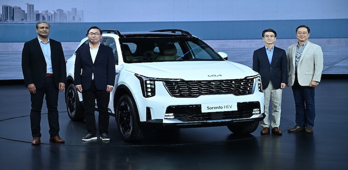 Kia's flagship SUV will also be available in a diesel powertrain, giving customers the freedom to choose between strong hybrid and diesel. Kia's flagship SUV will also be available in a diesel powertrain, giving customers the freedom to choose between strong hybrid and diesel.