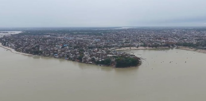 बिहार में गंगा का जलस्तर लगातार बढ़ रहा है. 5 जगह खतरे के निशान से ऊपर हैं. (Photo: ITG) बिहार में गंगा का जलस्तर लगातार बढ़ रहा है. 5 जगह खतरे के निशान से ऊपर हैं. (Photo: ITG)