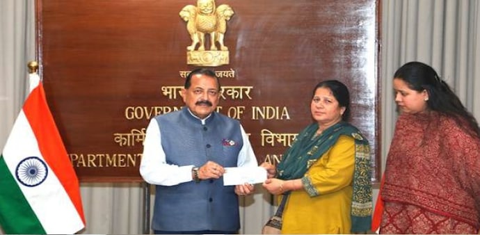 Dr Jitendra Singh presented financial assistance to the families of late Shri Mohan Chandra Bhatt and late Shri Rajendra Chandra Dr Jitendra Singh presented financial assistance to the families of late Shri Mohan Chandra Bhatt and late Shri Rajendra Chandra