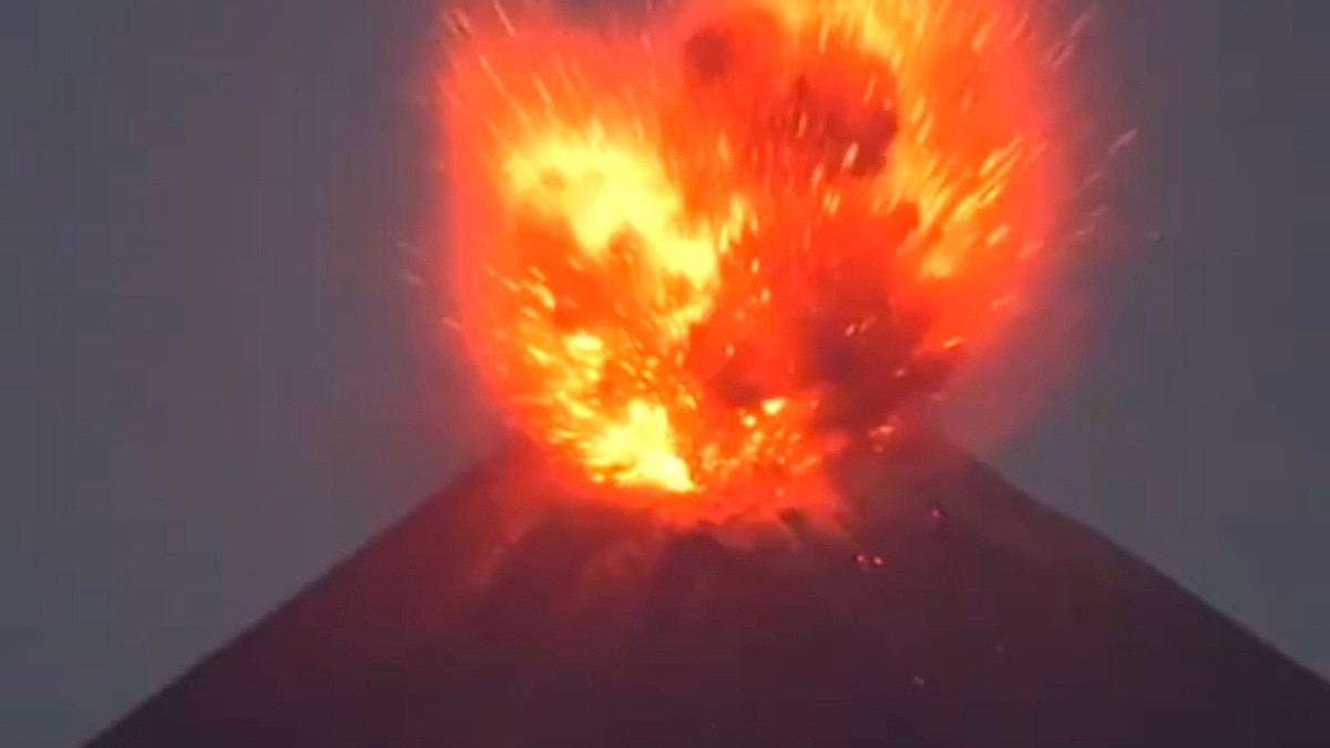 Indonesia volcano eruption: 170,000 passengers stranded as 8 Indonesian airports close