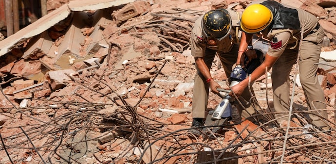 Delhi building collapse: Rescue operation at the Satya Niketan building collapse site Delhi building collapse: Rescue operation at the Satya Niketan building collapse site