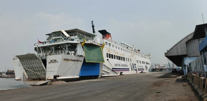 The vessel was last reported to be about 150km south of Banjarmasin. The vessel was last reported to be about 150km south of Banjarmasin.