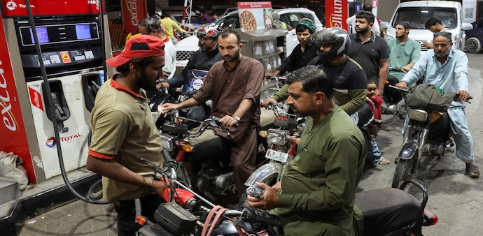 Traders and local business owners have voiced immediate concern over the early closing hours, warning that shortened operating windows will further squeeze commercial revenues during an already sluggish economic environment. Traders and local business owners have voiced immediate concern over the early closing hours, warning that shortened operating windows will further squeeze commercial revenues during an already sluggish economic environment.