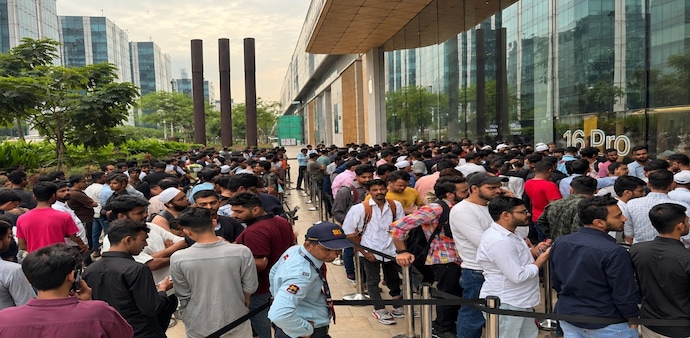 Sonu Sood reacts to long queues outside Apple stores Sonu Sood reacts to long queues outside Apple stores