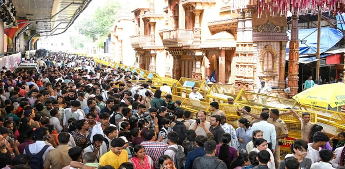 Devotees gather to offer prayers at 'Lalbaug Cha Raja' on the first day of the Ganesha festival Devotees gather to offer prayers at 'Lalbaug Cha Raja' on the first day of the Ganesha festival