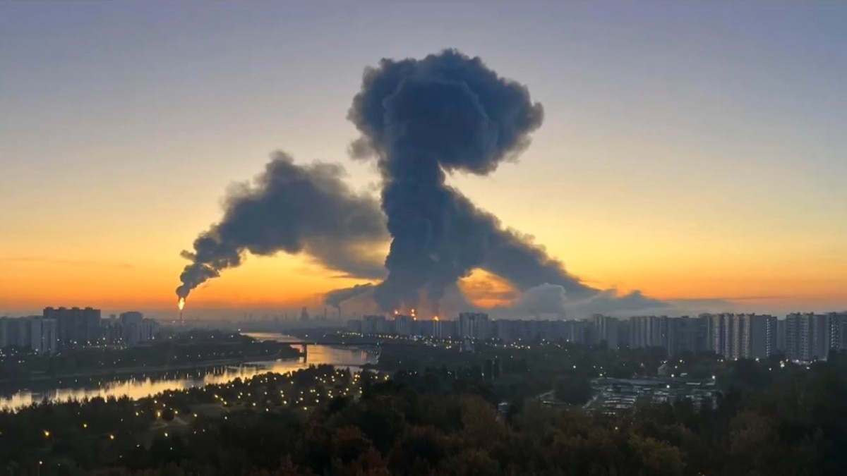 Moscow Mayor Sergei Sobyanin stated that 450 of the incoming drones were intercepted while en route to the capital.