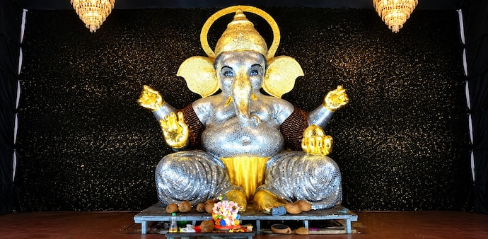 Raipur’s ‘Sikke Wale Ganesh’ Idol Made With 50,000 Coins Raipur’s ‘Sikke Wale Ganesh’ Idol Made With 50,000 Coins