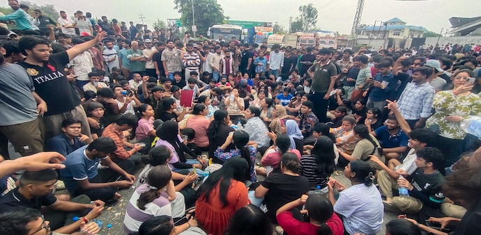 Students of Lovely Professional University (LPU) stage a protest, block the Jalandhar-Phagwara National Highway Students of Lovely Professional University (LPU) stage a protest, block the Jalandhar-Phagwara National Highway