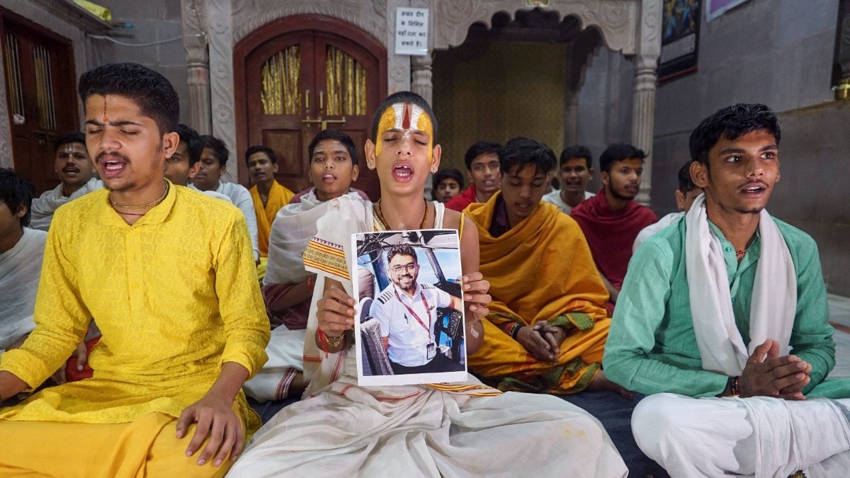 Rudrabhishek at Kashi, puja at Somnath for Indian pilot Smit Machchhar who saved Flydubai flight