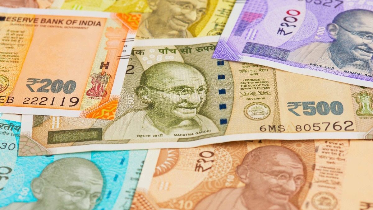 The portrait seen on Indian banknotes is not an independently drawn image of Gandhi