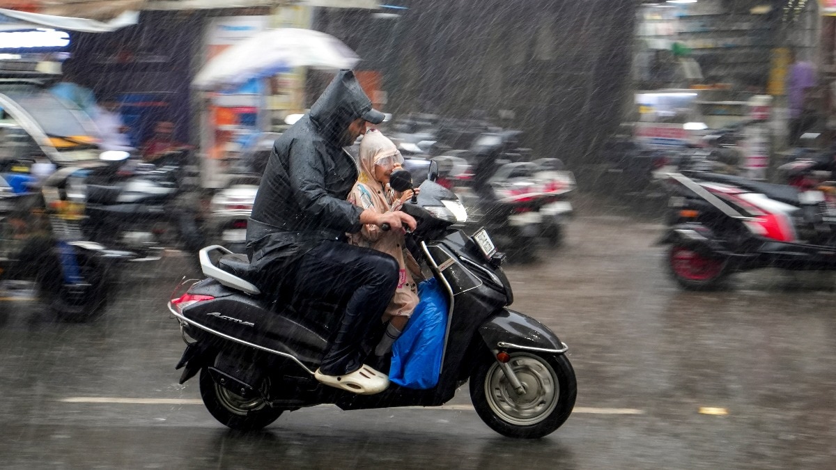 Two-wheelers are the most common mode of transport, accounting for 42.6% of workers’ primary commuting modes. Walking comes second at 28.3%, followed by bicycles at 10.7%.