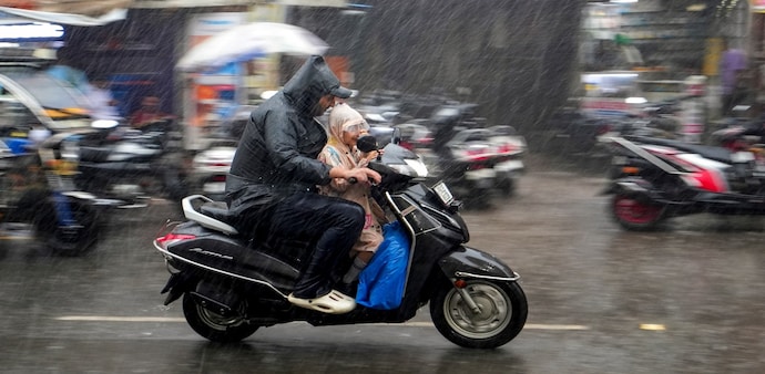 Two-wheelers are the most common mode of transport, accounting for 42.6% of workers’ primary commuting modes. Walking comes second at 28.3%, followed by bicycles at 10.7%. Two-wheelers are the most common mode of transport, accounting for 42.6% of workers’ primary commuting modes. Walking comes second at 28.3%, followed by bicycles at 10.7%.