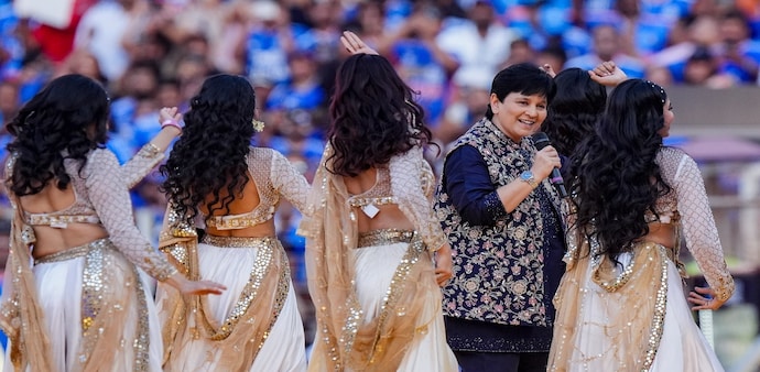 Falguni Pathak’s appeal is not limited to traditional Garba music. Her album Yaad Piya Ki Aane Lagi introduced her to a much wider audience during the Indipop boom of the late 1990s. Falguni Pathak’s appeal is not limited to traditional Garba music. Her album Yaad Piya Ki Aane Lagi introduced her to a much wider audience during the Indipop boom of the late 1990s.