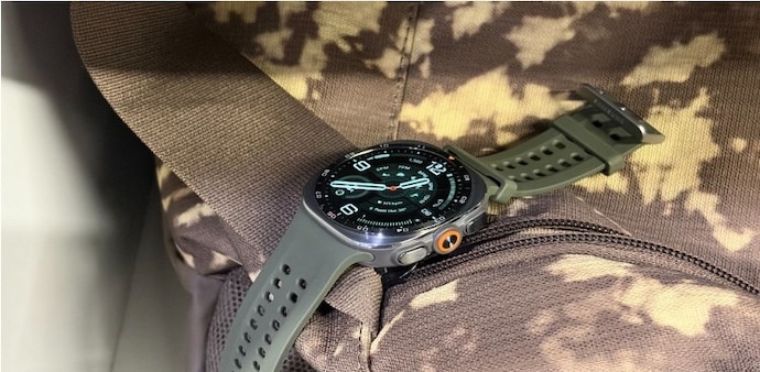 The Galaxy Watch Ultra 2 retains the bulky 47mm titanium cushion-case silhouette. The Galaxy Watch Ultra 2 retains the bulky 47mm titanium cushion-case silhouette.