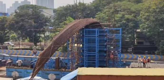 Eyewitnesses said that they heard a loud creaking sound before the steel structure buckled. The rods reportedly damaged the car’s roof and smashed its windshield, while the occupants had a narrow escape. Eyewitnesses said that they heard a loud creaking sound before the steel structure buckled. The rods reportedly damaged the car’s roof and smashed its windshield, while the occupants had a narrow escape.