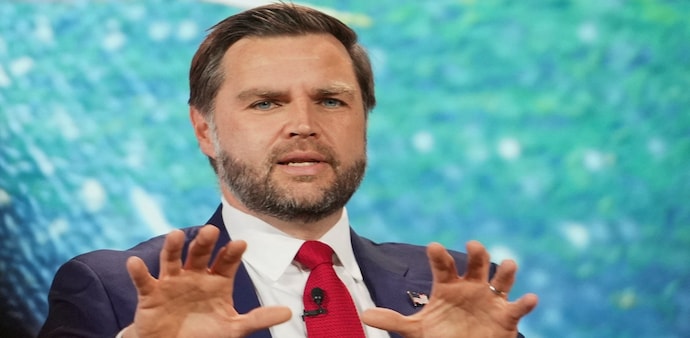 He clarified that his critique on H-1B visa holders as “foreign indentured servants” targeted corporate exploitation rather than foreign workers themselves. He clarified that his critique on H-1B visa holders as “foreign indentured servants” targeted corporate exploitation rather than foreign workers themselves.