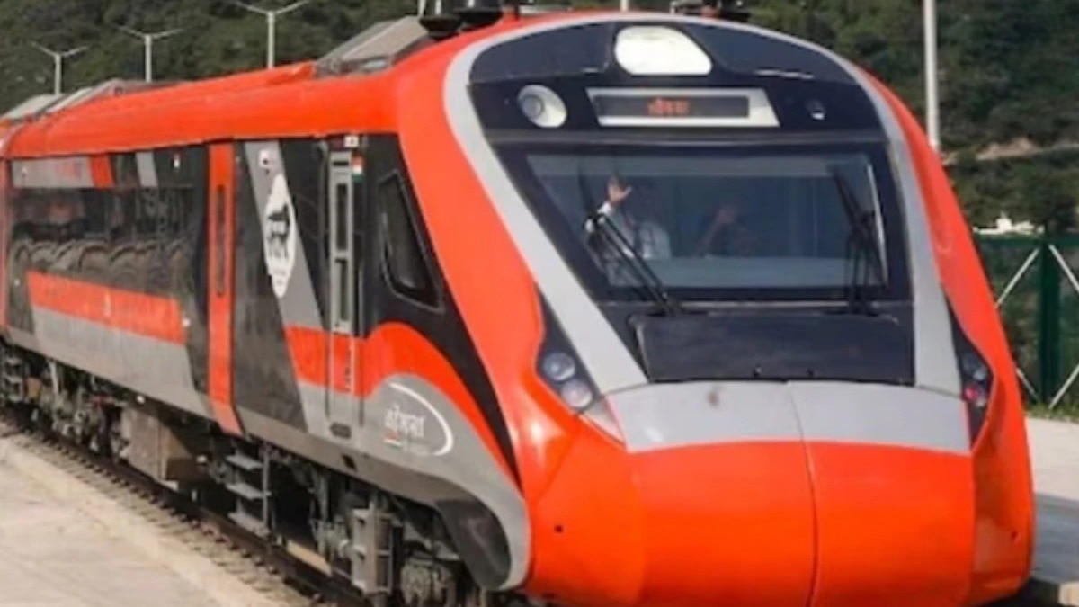 Train is expected to depart from Bengaluru at 7:50 pm and arrive in Mumbai at 11:55 am the following day