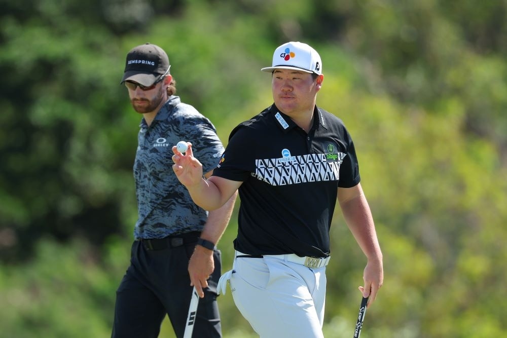 Korea’s Sungjae Im acknowledges the crowds at The Sentry in Hawaii on Sunday. Image courtesy PGA Tour/Getty Images
