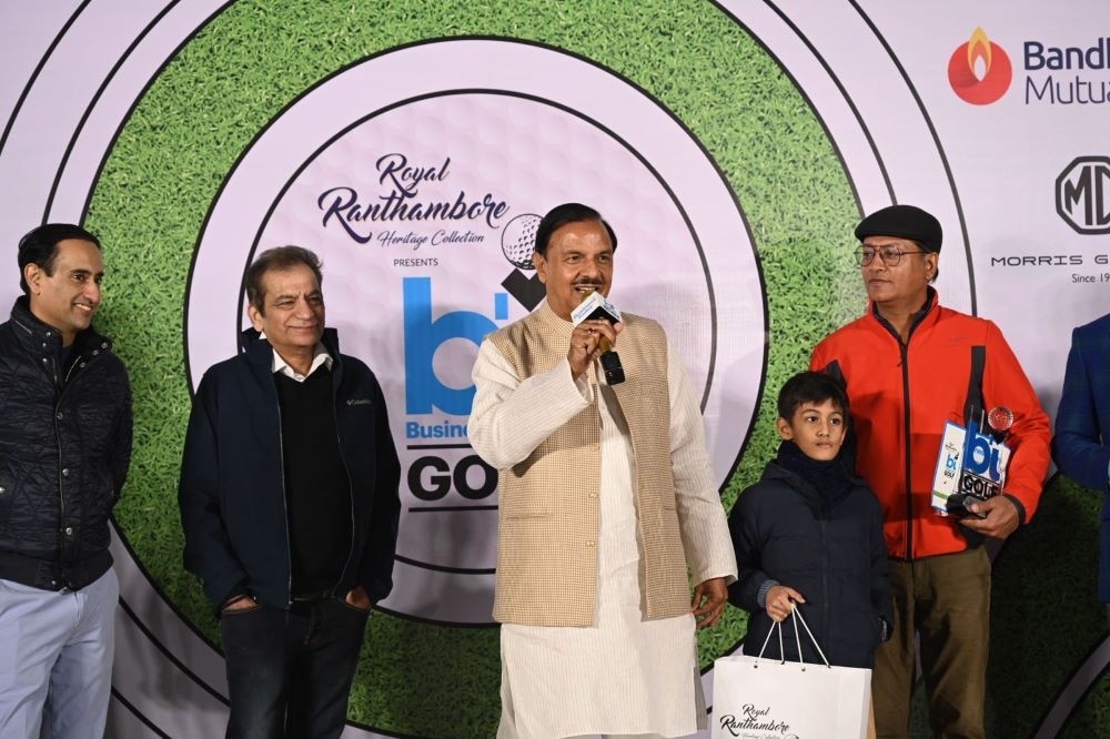 Chief guest Dr Mahesh Sharma, MP and former minister, speaks at the prize distribution ceremony. To his far right is Business Today Executive Director Rahul Kanwal. (BT Golf2)