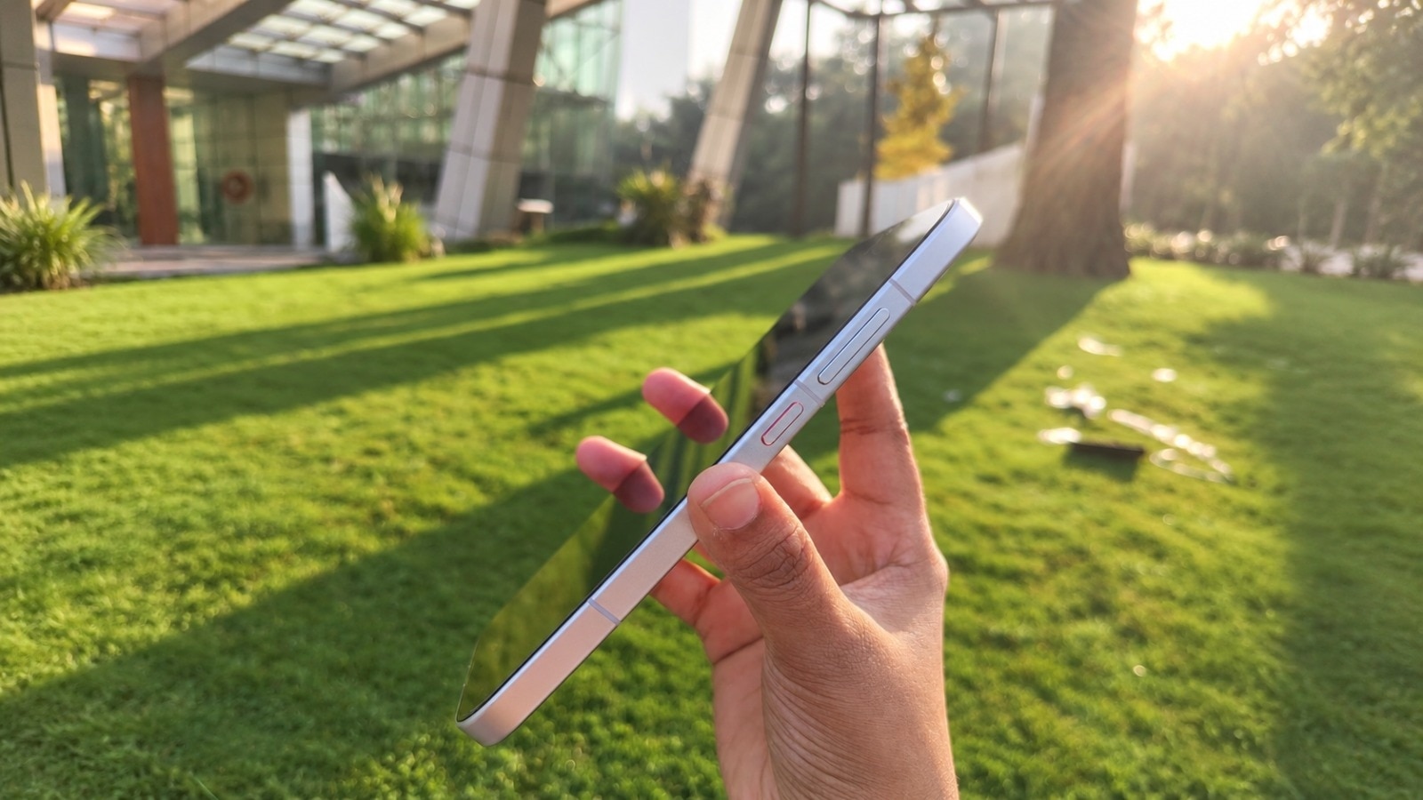 Redmi Turbo 5 side profile highlights its slim frame and physical buttons