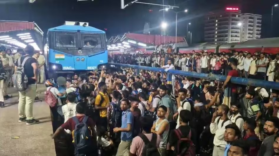 Students Create Chaos at Patliputra Station Over Lack of Trains for Exam