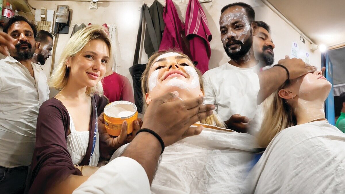 Russian Travel Influencer Gets a $1 Face Massage at a Men's Salon in Delhi, Video Goes Viral