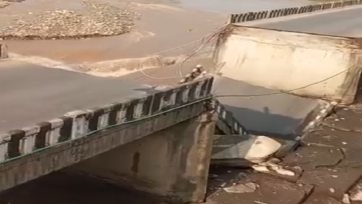Heavy Rains Collapses Decades-Old Bridge in Himachal Pradesh's Sirmour; Traffic Diverted to New Bridge