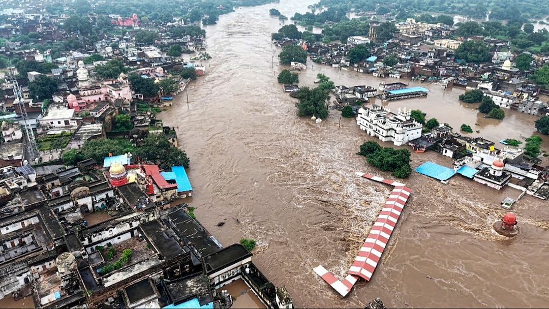 उफान पर नदियां, आफ़त में जीवन