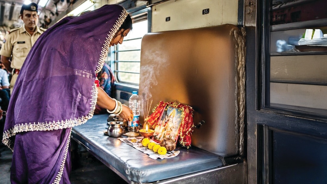 ट्रेन में दीपक जलाया, नारियल फोड़ा, फिर आरती की; जानिए रेलवे के नियम और जुर्माना