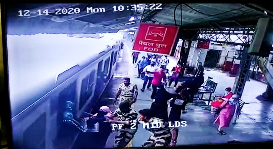 Maharashtra cops at Mumbra railway station save mother from being