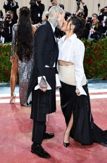 Kourtney Kardashian And Travis Barker Share A Passionate Kiss On Met Kourtney Kardashian And Travis Barker Share A Passionate Kiss On Met