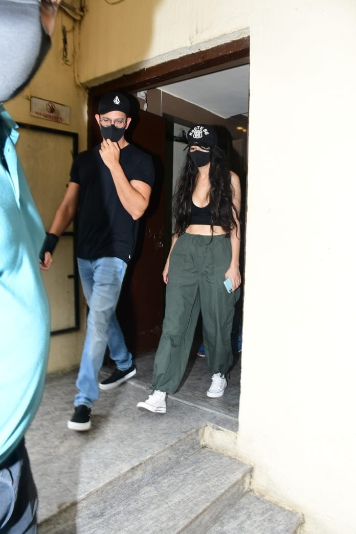 hrithik-roshan-gf-saba-azad-twin-in-caps-for-their-sunday-outing-see