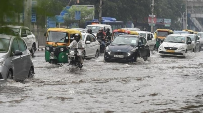 Weather Forecast LIVE: IMD predicts heavy rainfall for Himachal Pradesh and Punjab; Delhi to receive light showers tomorrow - India Today