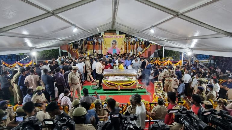 Puneeth Rajkumar Death News News Updates: Power Star fans pay floral  tribute to his photo in Bengaluru - India Today